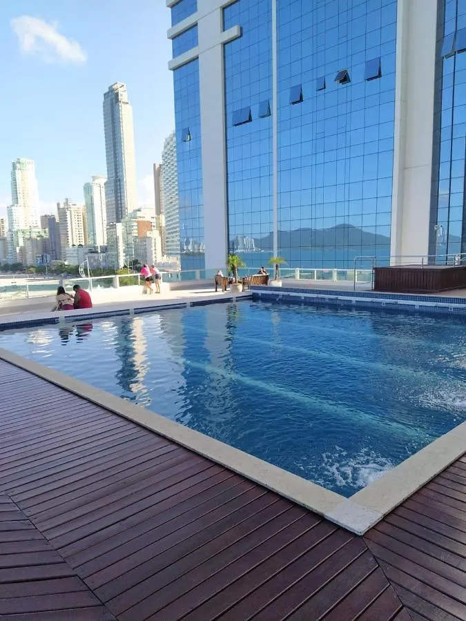 Apartamento Apart um dormitório com piscina frente mar Balneário Camboriú Brasil